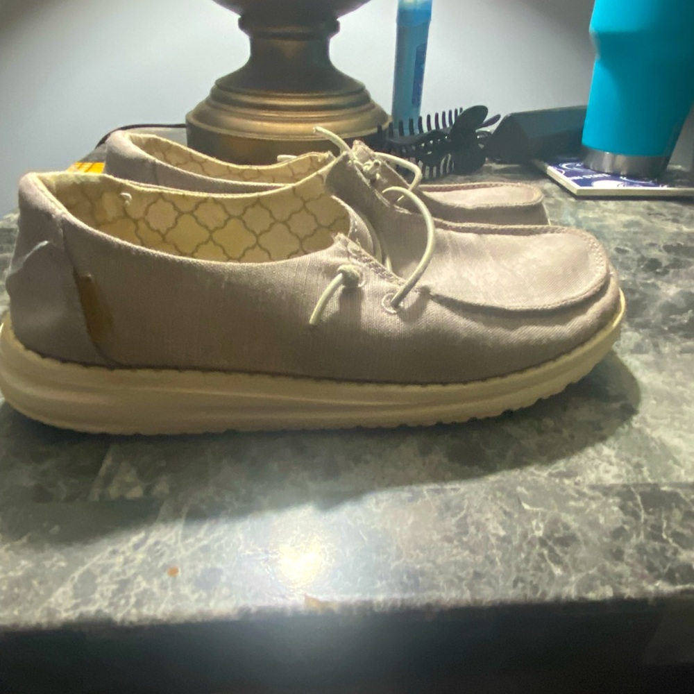 Size 3y light grey hey dudes